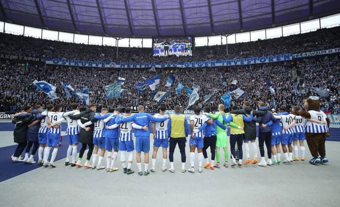 Sport Themen der Woche KW18 Sport Bilder des Tages Herhamannschaft feiert 2:1 Sieg vor den Fans Freude Emotion Jubel Fußball Fussball DFL Bundesliga Herren 31.Spieltag Saison 2022 2023 06.05.2023 Hertha BSC Berlin vs. VfB Stuttgart DFL regulations prohibit any use of photographs as image sequences and or quasi-video *** Herhamannschaft celebrates 2 1 victory in front of fans joy emotion jubilation sports football soccer DFL Bundesliga Herren 31 Spieltag Saison 2022 2023 06 05 2023 Hertha BSC Berlin vs VfB Stuttgart DFL regulations prohibit any use of photographs as image sequences and or quasi video