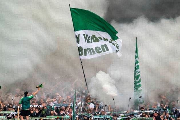 Sport Bilder des Tages Fußball: 1. Liga, Saison 2022 2023, 31. Spieltag, SV Werder Bremen - FC Bayern München am 06.05.2023 in Bremen. Die Bremer Fans zünden Pyrotechnik. WICHTIGER HINWEIS: Gemäß den Vorgaben der DFL Deutsche Fußball Liga bzw. des DFB Deutscher Fußball-Bund ist es untersagt, in dem Stadion und oder vom Spiel angefertigte Fotoaufnahmen in Form von Sequenzbildern und oder videoähnlichen Fotostrecken zu verwerten bzw. verwerten zu lassen. *** Soccer 1 league, season 2022 2023, 31 match day, SV Werder Bremen FC Bayern Munich on 06 05 2023 in Bremen The Bremen fans ignite pyrotechnics IMPORTANT NOTE According to the requirements of the DFL German Football League and the DFB German Football Association is prohibited in the stadium and or from the game made photographs in the form of sequence pictures and or video-like photo series to exploit or exploit to let Copyright: xKirchner DavidxInderliedx