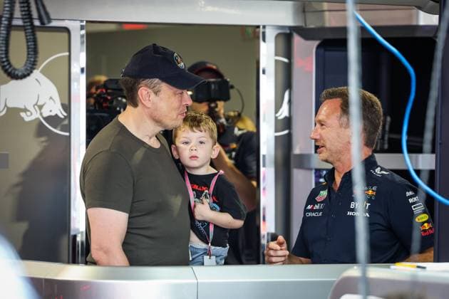 MUSK Elon, founder & CEO of SpaceX & Tesla, with his son X ÃÜ A-12 in the Red Bull Racing paddock with HORNER Christian (gbr), Team Principal of Red Bull Racing, during the Formula 1 Crypto.com Miami Grand Prix 2023, 5th round of the 2023 Formula One World Championship, WM, Weltmeisterschaft from May 05 to 07, 2023 on the Miami International Autodrome, in Miami Gardens, Florida, United States of America - F1 - MIAMI GRAND PRIX 2023 DPPI Panoramic 20230506_GOOD6578