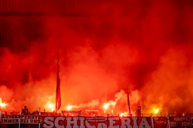 Sport Bilder des Tages GER, 1.FBL, SV Werder Bremen vs FC Bayern München 06.05.2023, wohninvest WESERSTADION, GER, 1.FBL, SV Werder Bremen vs FC Bayern München im Bild Pyrotechnik im Gästeblock der Bayernfans, *** GER, 1 FBL, SV Werder Bremen vs FC Bayern Munich 06 05 2023, wohninvest WESERSTADION, GER, 1 FBL, SV Werder Bremen vs FC Bayern Munich in picture Pyrotechnics in the guest block of Bayern fans, nordphotoxGmbHx xRauch nph00251
