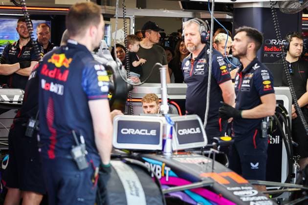 MUSK Elon, founder & CEO of SpaceX & Tesla, in the Red Bull Racing garage, box, during the Formula 1 Crypto.com Miami Grand Prix 2023, 5th round of the 2023 Formula One World Championship, WM, Weltmeisterschaft from May 05 to 07, 2023 on the Miami International Autodrome, in Miami Gardens, Florida, United States of America - F1 - MIAMI GRAND PRIX 2023 DPPI Panoramic 00122010_AV6_0149