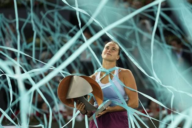 Bilder des Jahres 2023, Sport 05 Mai Sport Themen der Woche KW18 Sport Bilder des Tages Aryna Sabalenka of Belarus holds her trophy on the podium after winning the 2023 Mutua Madrid Open against Iga Swiatek of Poland at the Caja Magica stadium, in Madrid, Spain, on Saturday, May 6, 2023.  PDH20230506010 PaulxHanna