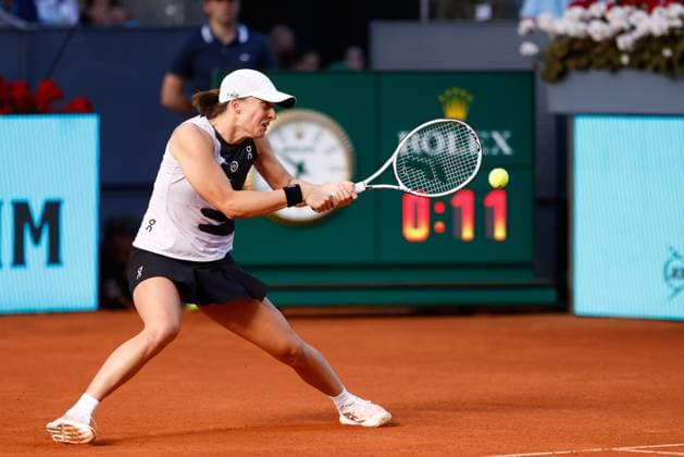 May 6, 2023, MADRID, MADRID, SPAIN: Iga Swiatek of Poland in action against Aryna Sabalenka of Belarus during the Singles Final Women match during Mutua Madrid Open 2023 celebrated at Caja Magica on May 06, 2023 in Madrid, Spain. MADRID SPAIN - ZUMAa181 20230506_zaa_a181_126 Copyright: xOscarxJ.xBarrosox