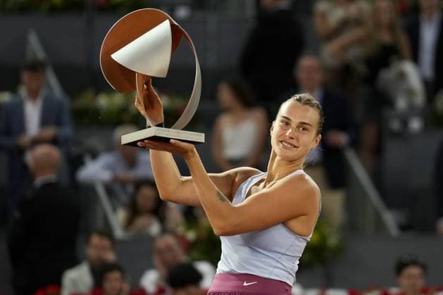 Sport Bilder des Tages Aryna Sabalenka of Belarus holds her trophy on the podium after winning the 2023 Mutua Madrid Open against Iga Swiatek of Poland at the Caja Magica stadium, in Madrid, Spain, on Saturday, May 6, 2023.  PDH20230506017 PaulxHanna