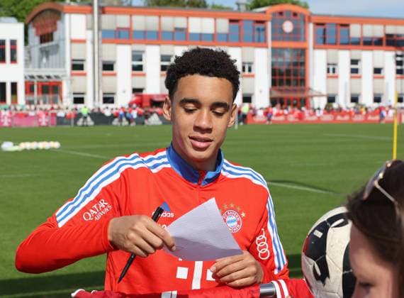 München, Deutschland 07.Mai 2023: Fussball, Herren, Saison 2022 2023, FC Bayern München, Säbener Strasse, Trainingsgelände, Training Jamal Musiala (FC Bayern München) beim Autogramme schreiben bei den Fans
