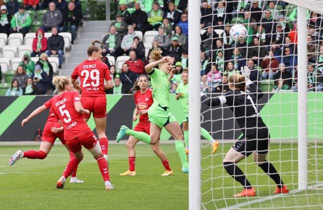 VfL Wolfsburg Frauen vs 1. FC Köln Wolfsburg, 07.05.2023, Fußball, Frauen, Saison 22 23, Flyeralarm Bundesliga, 19. Spieltag, VfL Wolfsburg vs 1. FC Köln, Bild zeigt: Pauline Bremer (VfL, 7) erzielt in dieser Szene per Kopfball das Tor zum 1:0 für Wolfsburg Wolfsburg