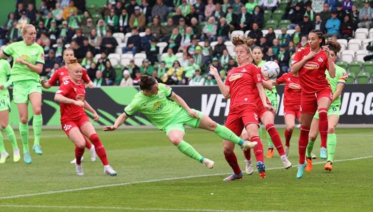 VfL Wolfsburg Frauen vs 1. FC Köln Wolfsburg, 07.05.2023, Fußball, Frauen, Saison 22 23, Flyeralarm Bundesliga, 19. Spieltag, VfL Wolfsburg vs 1. FC Köln, Bild zeigt: Marina Hegering (VfL, 31) erzielt in dieser Szene per Kopfball das Tor zum 2:1 für Wolfsburg Wolfsburg