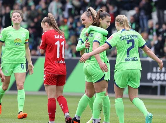 VfL Wolfsburg Frauen vs 1. FC Köln Wolfsburg, 07.05.2023, Fußball, Frauen, Saison 22 23, Flyeralarm Bundesliga, 19. Spieltag, VfL Wolfsburg vs 1. FC Köln, Bild zeigt: Jubel über das Tor zum 3:1 für Wolfsburg durch Lena Oberdorf (VfL, 5) Wolfsburg