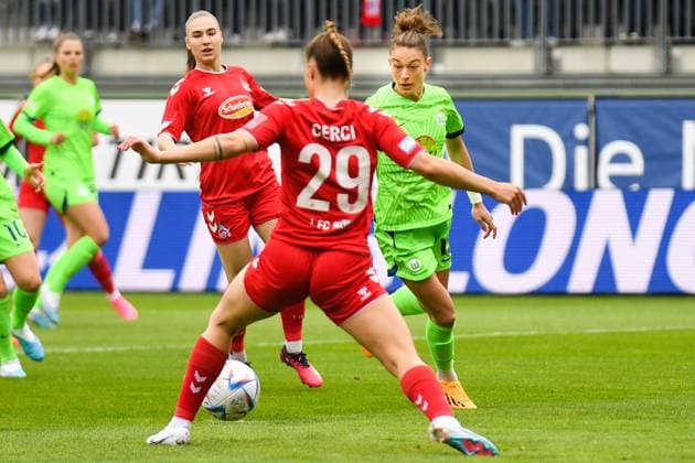 Fußball I Frauen I Saison 2022-2023 I 19. Spieltag I VfL Wolfsburg - 1. FC Köln I 07.05.2023 Zweikampf zwischen Selina Cerci (29, 1. FC Köln) und Felicitas Rauch (13, VfL Wolfsburg) Wolfsburg AOK Stadion Niedersachsen Deutschland Copyright: xLobeca InesxHähnelx