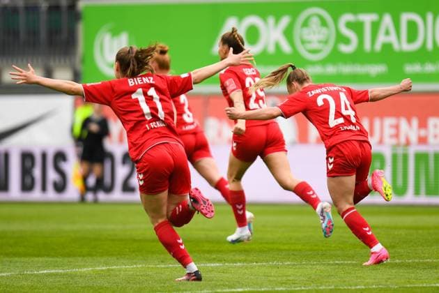 Fußball I Frauen I Saison 2022-2023 I 19. Spieltag I VfL Wolfsburg - 1. FC Köln I 07.05.2023 Torjubel nach Ausgleich zum 1:1 bei der Kölner Mannschaft mit Alena Bienz (11, 1. FC Köln), Laura Vogt (3, 1. FC Köln), Selina Cerci (29, 1. FC Köln) und Weronika Zawistowska (24, 1. FC Köln) Wolfsburg AOK Stadion Niedersachsen Deutschland Copyright: xLobeca InesxHähnelx