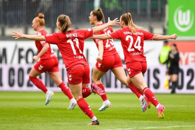 Fußball I Frauen I Saison 2022-2023 I 19. Spieltag I VfL Wolfsburg - 1. FC Köln I 07.05.2023 Torjubel nach Ausgleich zum 1:1 bei der Kölner Mannschaft mit Alena Bienz (11, 1. FC Köln), Selina Cerci (29, 1. FC Köln) und Weronika Zawistowska (24, 1. FC Köln) Wolfsburg AOK Stadion Niedersachsen Deutschland Copyright: xLobeca InesxHähnelx