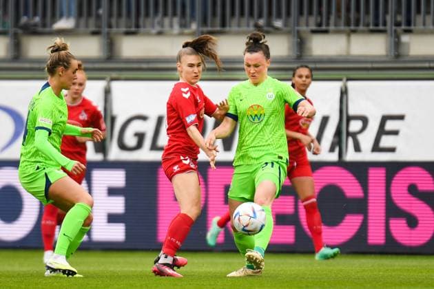 Fußball I Frauen I Saison 2022-2023 I 19. Spieltag I VfL Wolfsburg - 1. FC Köln I 07.05.2023 Marina Hegering (31, VfL Wolfsburg) nach Verletzungspause erstmals wieder in Startelf und mit Torerfolg zum 2:1, Alena Bienz (11, 1. FC Köln) bedrängt Hegering mit Ball. Wolfsburg AOK Stadion Niedersachsen Deutschland Copyright: xLobeca InesxHähnelx