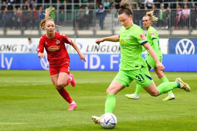 Fußball I Frauen I Saison 2022-2023 I 19. Spieltag I VfL Wolfsburg - 1. FC Köln I 07.05.2023 Marina Hegering (31, VfL Wolfsburg) brachte den VfL Wolfsburg wieder in die Erfolgsspur und traf zum 2:1 Führungstreffer, Weronika Zawistowska (24, 1. FC Köln) läuft Hegering an. Wolfsburg AOK Stadion Niedersachsen Deutschland Copyright: xLobeca InesxHähnelx