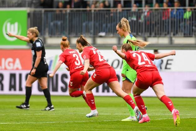 Fußball I Frauen I Saison 2022-2023 I 19. Spieltag I VfL Wolfsburg - 1. FC Köln I 07.05.2023 Torjubel nach Ausgleich zum 1:1 bei der Kölner Mannschaft mit Laura Vogt (3, 1. FC Köln), Selina Cerci (29, 1. FC Köln) und Weronika Zawistowska (24, 1. FC Köln) Wolfsburg AOK Stadion Niedersachsen Deutschland Copyright: xLobeca InesxHähnelx