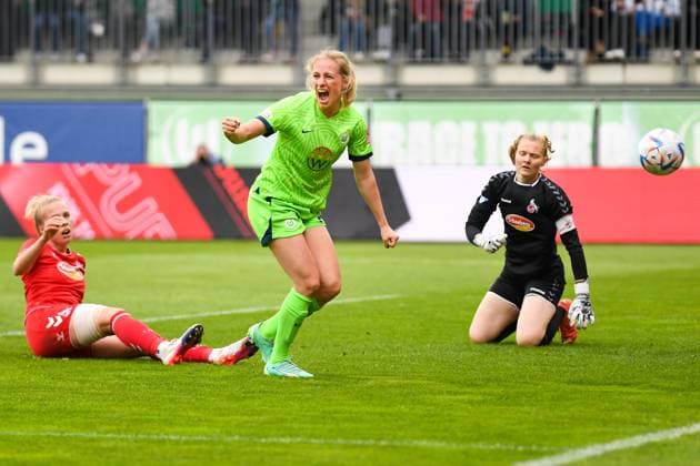 Fußball I Frauen I Saison 2022-2023 I 19. Spieltag I VfL Wolfsburg - 1. FC Köln I 07.05.2023 Torjubel bei Doppeltorschützin Pauline Marie Bremer (7, VfL Wolfsburg), Pauline Marie Bremer (7, VfL Wolfsburg) setzt sich gegen Celina Degen (5, 1. FC Köln) und Manon Klett (1, 1. FC Köln) durch Wolfsburg AOK Stadion Niedersachsen Deutschland Copyright: xLobeca InesxHähnelx