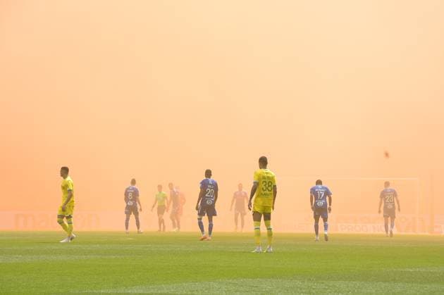 Sport Themen der Woche KW18 Sport Bilder des Tages Lancement des fumigenes durant le match par Les supporters de l equipe de Nantes - ambiance - FOOTBALL : Nantes vs Strasbourg - Ligue 1 - 07 05 2023 FedericoPestellini Panoramic 