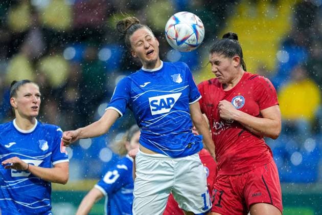 Sport Bilder des Tages v.li.: Franziska Harsch (TSG, 17), Jessica De Filippo (Potsdam, 31), Kopfball, Kopfballduell, Spielszene, Zweikampf in der Luft, Aktion, Action, 07.05.2023, Sinsheim (Hoffenheim) (Deutschland), Fussball, Flyeralarm Frauen-Bundesliga, TSG 1899 Hoffenheim - 1. FFC Turbine Potsdam, 07.05.2023, Sinsheim (Hoffenheim) (Deutschland), Fussball, Flyeralarm Frauen-Bundesliga, TSG 1899 Hoffenheim - 1. FFC Turbine Potsdam, DFB DFL REGULATIONS PROHIBIT ANY USE OF PHOTOGRAPHS AS IMAGE SEQUENCES AND OR QUASI-VIDEO. *** v li Franziska Harsch TSG, 17 , Jessica De Filippo Potsdam, 31 , header, header duel, game scene, duel in the air, action, action, 07 05 2023, Sinsheim Hoffenheim Germany , football, Flyeralarm Frauen Bundesliga, TSG 1899 Hoffenheim 1 FFC Turbine Potsdam, 07 05 2023, Sinsheim Hoffenheim Germany , Football, Flyeralarm Frauen Bundesliga, TSG 1899 Hoffenheim 1 FFC Turbine Potsdam, DFB DFL REGULATES PROHIBIT ANY USE OF PHOTOGRAPHS AS IMAGE SEQUENCES AND OR QUASI VIDEO xozx