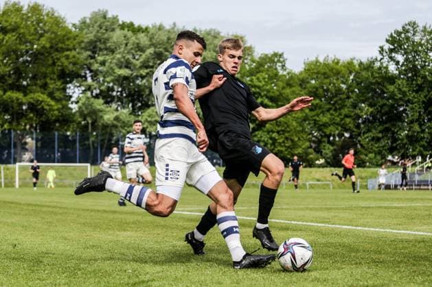 Fussball, A-Junioren Bundesliga Saison 2022 2023 Sonderspielrunde Gruppe A 1.Spieltag MSV Duisburg U19 - TSG 1899 Hoffenheim U19 07.05.2023, Trainingsgelände MSV Duisburg Zweikampf Duisburg Trainingsgelände MSV Duisburg Nordrhein-Westfahlen Deutschland