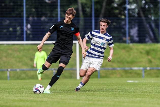 Fussball, A-Junioren Bundesliga Saison 2022 2023 Sonderspielrunde Gruppe A 1.Spieltag MSV Duisburg U19 - TSG 1899 Hoffenheim U19 07.05.2023, Trainingsgelände MSV Duisburg Zweikampf Duisburg Trainingsgelände MSV Duisburg Nordrhein-Westfahlen Deutschland