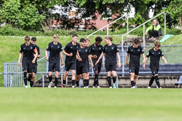 Fussball, A-Junioren Bundesliga Saison 2022 2023 Sonderspielrunde Gruppe A 1.Spieltag MSV Duisburg U19 - TSG 1899 Hoffenheim U19 07.05.2023, Trainingsgelände MSV Duisburg Torjubel TSG 1899 Hoffenheim nach dem Treffer zum 1-0 Duisburg Trainingsgelände MSV Duisburg Nordrhein-Westfahlen Deutschland