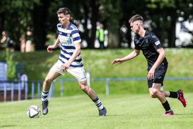 Fussball, A-Junioren Bundesliga Saison 2022 2023 Sonderspielrunde Gruppe A 1.Spieltag MSV Duisburg U19 - TSG 1899 Hoffenheim U19 07.05.2023, Trainingsgelände MSV Duisburg Zweikampf Duisburg Trainingsgelände MSV Duisburg Nordrhein-Westfahlen Deutschland