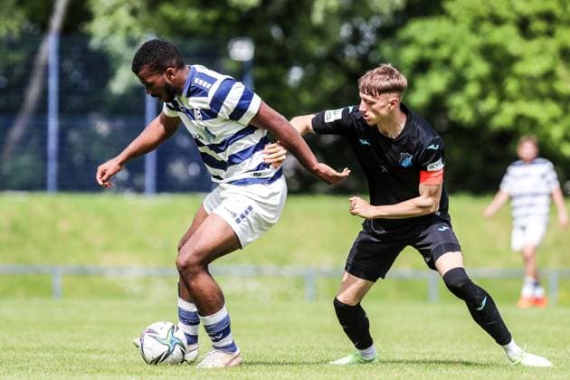 Fussball, A-Junioren Bundesliga Saison 2022 2023 Sonderspielrunde Gruppe A 1.Spieltag MSV Duisburg U19 - TSG 1899 Hoffenheim U19 07.05.2023, Trainingsgelände MSV Duisburg Zweikampf Duisburg Trainingsgelände MSV Duisburg Nordrhein-Westfahlen Deutschland