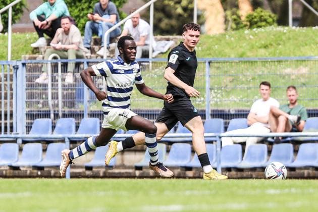 Fussball, A-Junioren Bundesliga Saison 2022 2023 Sonderspielrunde Gruppe A 1.Spieltag MSV Duisburg U19 - TSG 1899 Hoffenheim U19 07.05.2023, Trainingsgelände MSV Duisburg Zweikampf Duisburg Trainingsgelände MSV Duisburg Nordrhein-Westfahlen Deutschland