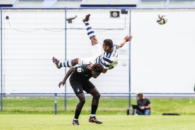 Fussball, A-Junioren Bundesliga Saison 2022 2023 Sonderspielrunde Gruppe A 1.Spieltag MSV Duisburg U19 - TSG 1899 Hoffenheim U19 07.05.2023, Trainingsgelände MSV Duisburg Zweikampf Duisburg Trainingsgelände MSV Duisburg Nordrhein-Westfahlen Deutschland