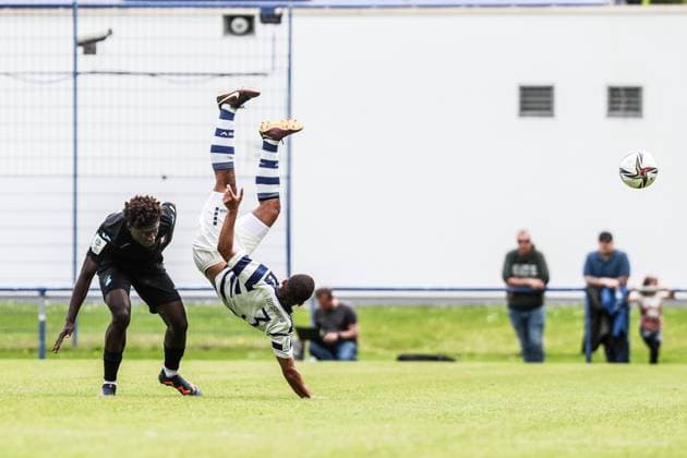 Fussball, A-Junioren Bundesliga Saison 2022 2023 Sonderspielrunde Gruppe A 1.Spieltag MSV Duisburg U19 - TSG 1899 Hoffenheim U19 07.05.2023, Trainingsgelände MSV Duisburg Zweikampf Duisburg Trainingsgelände MSV Duisburg Nordrhein-Westfahlen Deutschland