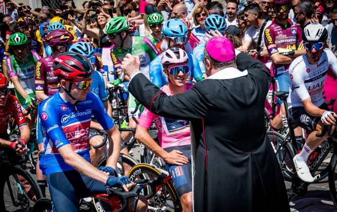 Sport Themen der Woche KW18 Sport Bilder des Tages A priest blesses the pack of riders with British Tao Geoghegan Hart of Ineos Grenadiers and Belgian Remco Evenepoel of Soudal Quick-Step wearing the pink jersey (maglia rosa) of leader in the overall ranking the second stage of the 2023 Giro D Italia cycling race, 201km from Fossacesia Teramo to San Salvo, in Italy, Sunday 07 May 2023. The 2023 Giro takes place from 06 to 28 May 2023. JASPERxJACOBS  x66860716x