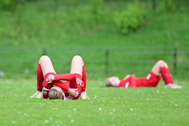 Sport Themen der Woche KW18 Sport Bilder des Tages Fußball I Frauen I Saison 2022 2023 I Regionalliga Nord I 24. Spieltag I VfL Jesteburg - Osnabrücker SC I 07.05.2023 Schaut enttäuscht, betrübt, deprimiert, frustriert, geknickt, gekränkt, niedergeschlagen, unzufrieden, ernüchtert, schlecht gelaunt: Osnabrücker SC Frauen Jesteburg Platz 2 Niedersachsen Deutschland *** Soccer I Women I Season 2022 2023 I Regionalliga Nord I 24 Matchday I VfL Jesteburg Osnabrücker SC I 07 05 2023 Looks disappointed, saddened, depressed, frustrated, crestfallen, offended, dejected, dissatisfied, disillusioned, bad-tempered Osnabrücker SC Women Jesteburg Place 2 Lower Saxony Germany Copyright: xLobeca FelixxSchlikisx