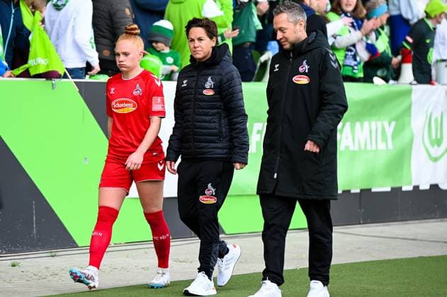 Fußball I Frauen I Saison 2022-2023 I 19. Spieltag I VfL Wolfsburg - 1. FC Köln I 07.05.2023 Laura Vogt (3, 1. FC Köln) und Nicole Bender-Rummler (Trainerin, 1. FC Köln) nach der Niederlage gegen Wolfsburg auf dem Weg zum TV-Interview mit Magenta Wolfsburg AOK Stadion Niedersachsen Deutschland Copyright: xLobeca InesxHähnelx