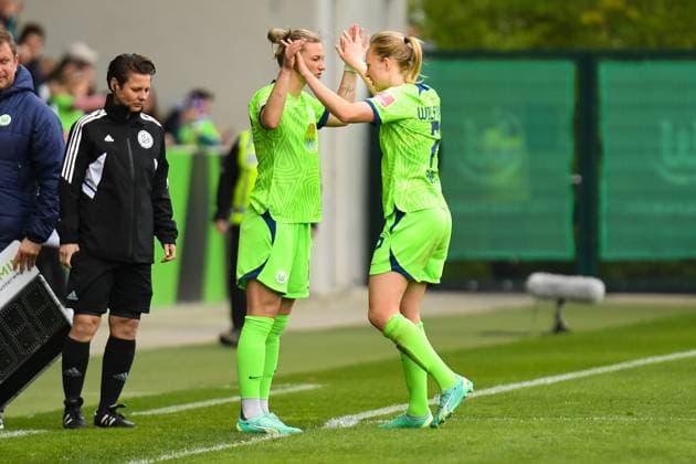 Fußball I Frauen I Saison 2022-2023 I 19. Spieltag I VfL Wolfsburg - 1. FC Köln I 07.05.2023 Alexandra Popp (11, VfL Wolfsburg) wurde in der 73. Spielminute für die Doppeltorschützin Pauline Marie Bremer (7, VfL Wolfsburg) eingewechselt. Wolfsburg AOK Stadion Niedersachsen Deutschland Copyright: xLobeca InesxHähnelx