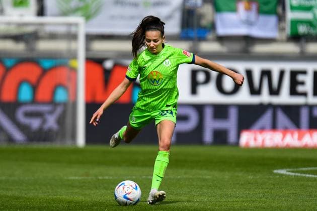 Fußball I Frauen I Saison 2022-2023 I 19. Spieltag I VfL Wolfsburg - 1. FC Köln I 07.05.2023 Maria-Joelle Wedemeyer (24, VfL Wolfsburg) mit Ball Freisteller, Nahaufnahme, Porträt, Portrait, Einzelfoto, Einzelbild, Körper Wolfsburg AOK Stadion Niedersachsen Deutschland Copyright: xLobeca InesxHähnelx