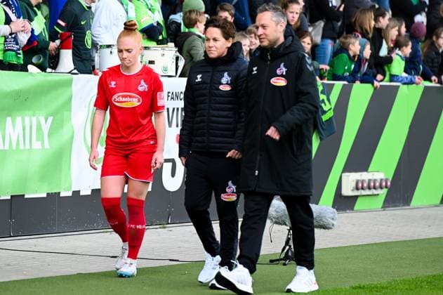 Fußball I Frauen I Saison 2022-2023 I 19. Spieltag I VfL Wolfsburg - 1. FC Köln I 07.05.2023 Laura Vogt (3, 1. FC Köln) und Nicole Bender-Rummler (Trainerin, 1. FC Köln) nach der Niederlage gegen Wolfsburg auf dem Weg zum TV-Interview mit Magenta Wolfsburg AOK Stadion Niedersachsen Deutschland Copyright: xLobeca InesxHähnelx