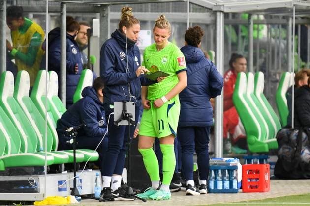 Fußball I Frauen I Saison 2022-2023 I 19. Spieltag I VfL Wolfsburg - 1. FC Köln I 07.05.2023 Kurz vor der Einwechslung erhält Alexandra Popp (11, VfL Wolfsburg) von Kim Kulig (Co-Trainerin, VfL Wolfsburg) noch ein paar Anweisungen fürs Spiel Wolfsburg AOK Stadion Niedersachsen Deutschland Copyright: xLobeca InesxHähnelx
