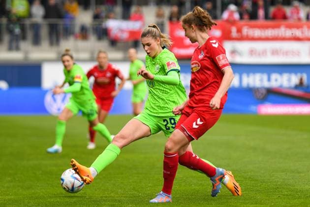 Fußball I Frauen I Saison 2022-2023 I 19. Spieltag I VfL Wolfsburg - 1. FC Köln I 07.05.2023 Duell um den Ball zwischen Myrthe Moorrees (6, 1. FC Köln) und Jule Brand (29, VfL Wolfsburg) Wolfsburg AOK Stadion Niedersachsen Deutschland Copyright: xLobeca InesxHähnelx