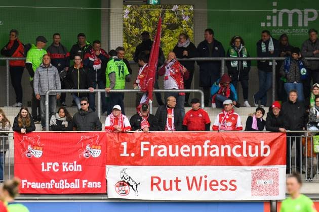 Fußball I Frauen I Saison 2022-2023 I 19. Spieltag I VfL Wolfsburg - 1. FC Köln I 07.05.2023 Kölner Fans mit Fahnen und Banner im AOK Stadion Wolfsburg AOK Stadion Niedersachsen Deutschland Copyright: xLobeca InesxHähnelx