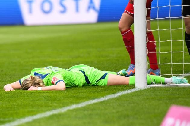 Fußball I Frauen I Saison 2022-2023 I 19. Spieltag I VfL Wolfsburg - 1. FC Köln I 07.05.2023 Alexandra Popp (11, VfL Wolfsburg) verpasst knapp das Tor und bleibt sekundenlang am Boden liegen Freisteller, Nahaufnahme, Porträt, Portrait, Einzelfoto, Einzelbild, Körper Wolfsburg AOK Stadion Niedersachsen Deutschland Copyright: xLobeca InesxHähnelx