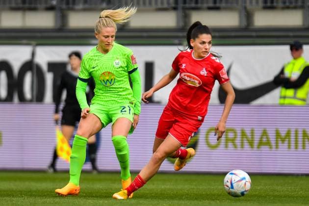 Fußball I Frauen I Saison 2022-2023 I 19. Spieltag I VfL Wolfsburg - 1. FC Köln I 07.05.2023 Zweikampf zwischen Rebecka Blomqvist (21, VfL Wolfsburg) und Manjou Wilde (7, 1. FC Köln) Wolfsburg AOK Stadion Niedersachsen Deutschland Copyright: xLobeca InesxHähnelx