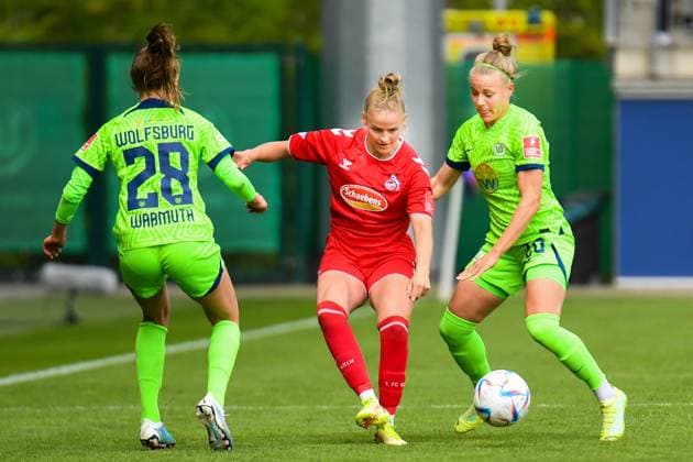 Fußball I Frauen I Saison 2022-2023 I 19. Spieltag I VfL Wolfsburg - 1. FC Köln I 07.05.2023 Tabea Waßmuth (28, VfL Wolfsburg) und Pia-Sophie Wolter (20, VfL Wolfsburg) doppeln Lena Sophie Uebach (27, 1. FC Köln) Wolfsburg AOK Stadion Niedersachsen Deutschland Copyright: xLobeca InesxHähnelx
