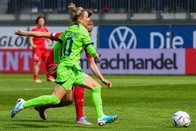 Fußball I Frauen I Saison 2022-2023 I 19. Spieltag I VfL Wolfsburg - 1. FC Köln I 07.05.2023 Myrthe Moorrees (6, 1. FC Köln) verliert das Duell gegen Svenja Huth (10, VfL Wolfsburg). Huth kommt dadurch frei zum Abschluss. Manon Klett (1, 1. FC Köln) pariert den Schuss von Huth. Wolfsburg AOK Stadion Niedersachsen Deutschland Copyright: xLobeca InesxHähnelx
