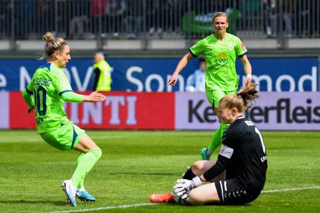 Fußball I Frauen I Saison 2022-2023 I 19. Spieltag I VfL Wolfsburg - 1. FC Köln I 07.05.2023 Myrthe Moorrees (6, 1. FC Köln) verliert das Duell gegen Svenja Huth (10, VfL Wolfsburg). Huth kommt dadurch frei zum Abschluss. Manon Klett (1, 1. FC Köln) pariert den Schuss von Huth. Wolfsburg AOK Stadion Niedersachsen Deutschland Copyright: xLobeca InesxHähnelx