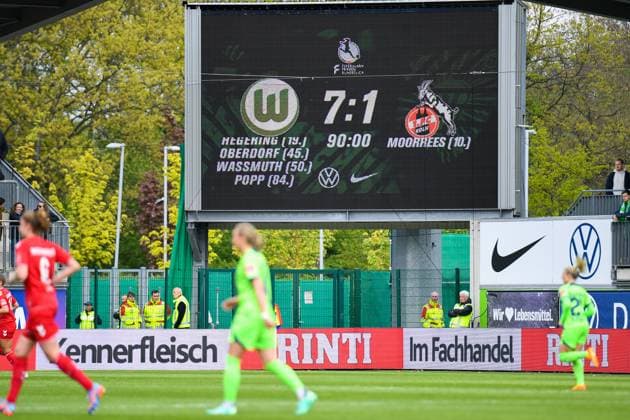 Fußball I Frauen I Saison 2022-2023 I 19. Spieltag I VfL Wolfsburg - 1. FC Köln I 07.05.2023 Torfestival in Wolfsburg. Die Torschützinnen des VfL Wolfsburg passen nicht zusammen auf die Anzeigetafel. Wolfsburg AOK Stadion Niedersachsen Deutschland Copyright: xLobeca InesxHähnelx