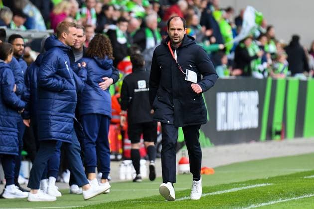Fußball I Frauen I Saison 2022-2023 I 19. Spieltag I VfL Wolfsburg - 1. FC Köln I 07.05.2023 Dirk Zilles (Mediendirektor VfL Wolfsburg) auf dem Weg zu den TV Stationen am Spielfeldrand. Freisteller, Nahaufnahme, Porträt, Portrait, Einzelfoto, Einzelbild, Körper Wolfsburg AOK Stadion Niedersachsen Deutschland Copyright: xLobeca InesxHähnelx