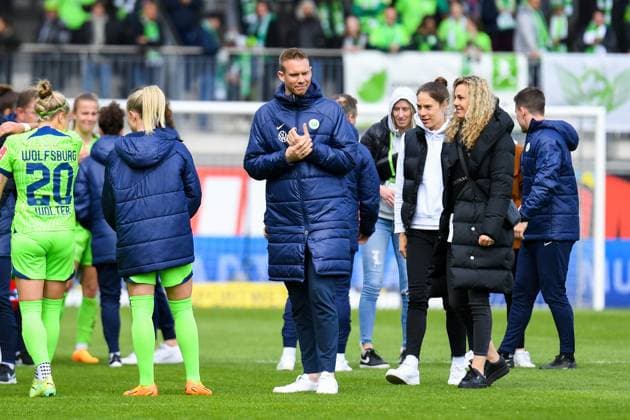 Fußball I Frauen I Saison 2022-2023 I 19. Spieltag I VfL Wolfsburg - 1. FC Köln I 07.05.2023 Tommy Stroot (Trainer, VfL Wolfsburg) nach dem Spiel inmitten seiner Spielerinnen Freisteller, Nahaufnahme, Porträt, Portrait, Einzelfoto, Einzelbild, Körper Wolfsburg AOK Stadion Niedersachsen Deutschland Copyright: xLobeca InesxHähnelx