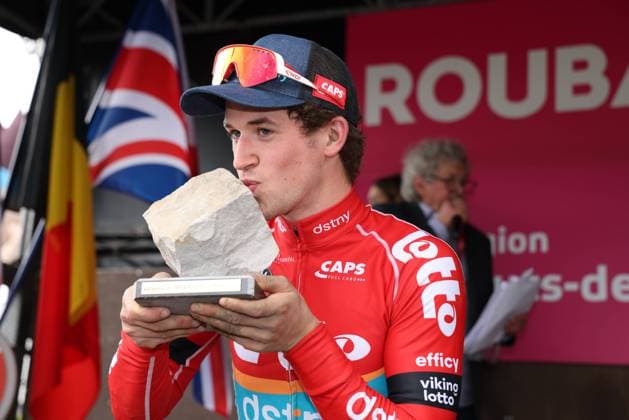 Le vainqueur Tijl De Decker (Lotto Dstny Development Team) avec le pavÃ du vainqueur durant la course Paris-Roubaix Espoirs U23, le 7 mai 2023 CYCLISME : Paris-Roubaix Espoirs - 07 05 2023 LaurentSanson Panoramic 