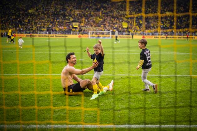 Sport Themen der Woche KW18 Sport Bilder des Tages Dortmund, Germany. 07th Mai, 2023. Mats Hummels (BVB) mit Sohn Ludwig Borussia Dortmund - VfL Wolfsburg 07.05.2023 *** Dortmund, Germany 07th May, 2023 Mats Hummels BVB with son Ludwig Borussia Dortmund VfL Wolfsburg 07 05 2023