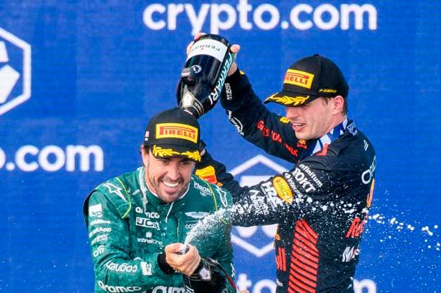 Sport Bilder des Tages 7th May 2023: Miami International Autodrome, Miami Gardens, Florida, USA: Formula 1 Crypto.com Miami Grand Prix 2023: Race Day: Oracle Red Bull Racing driver Max Verstappen sprays champagne on Aston Martin Aramco Cognizant driver Fernando Alonso on the podium.  ActionPlus12507218 DouglasxMurray