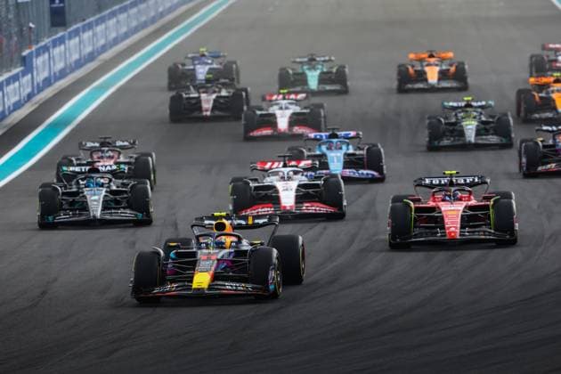 start of the race, depart, 11 PEREZ Sergio (mex), Red Bull Racing RB19, action during the Formula 1 Crypto.com Miami Grand Prix 2023, 5th round of the 2023 Formula One World Championship, WM, Weltmeisterschaft from May 05 to 07, 2023 on the Miami International Autodrome, in Miami Gardens, Florida, United States of America - F1 - MIAMI GRAND PRIX 2023 - RACE DPPI Panoramic 00122011_AV3_3120